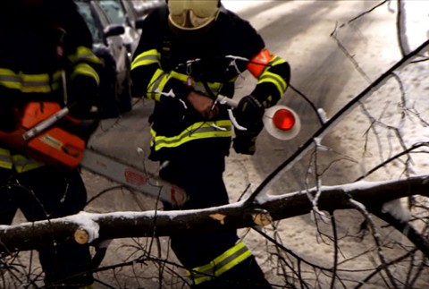 Česko zasiahlo nečakane silné sneženie, z pražského letiska museli odkláňať lety