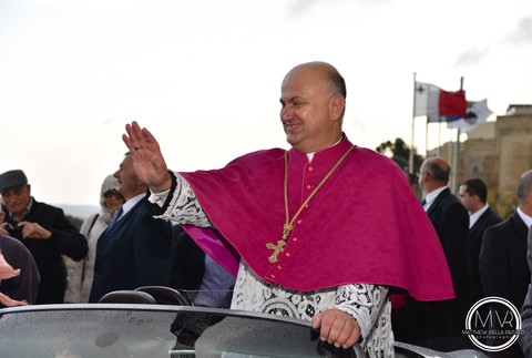 Arcibiskupa Johna Sultana ťahali desiatky detí 