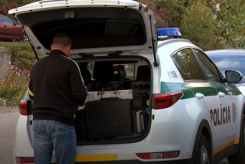 Zásah polície a HAKA. Luxusné auto vypátrali za pár hodín