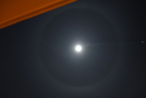 Okolo mesiaca sa vytvoril zaujímavý prstenec