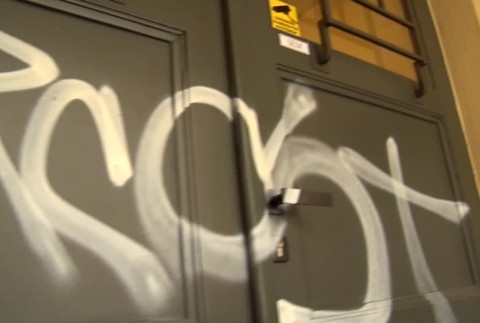 [multi] Národnú kultúrnu pamiatku zničili. Na divadle sa vybúrili sprejeri 10113