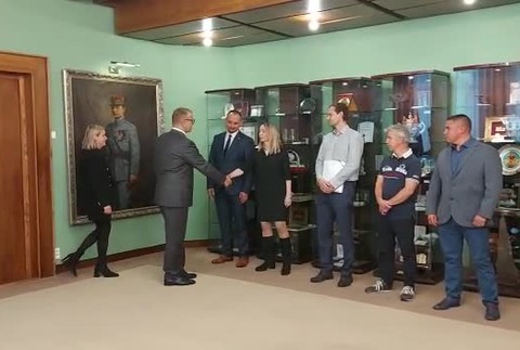 Po lekároch hrozia výpoveďami aj záchranári