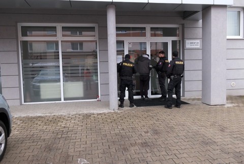Polícia obvinila matku a jej druha z týrania (8)