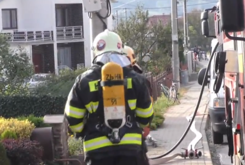 Strecha v plameňoch: Pomoc hasičov z okolia Sniny potreboval ich vlastný kolega 