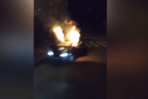 V Prešove uprostred premávky auto pohltili plamene. Pár stihol vyskočiť v poslednej chvíli