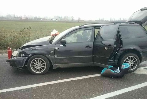 Čelná zrážka dvoch áut si vyžiadala 5 zranených.  Na mieste sú aj deti