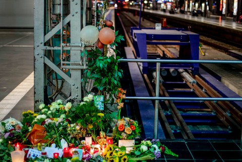 Muž, ktorý strčil pred vlak matku s dieťaťom, je sám otcom troch detí