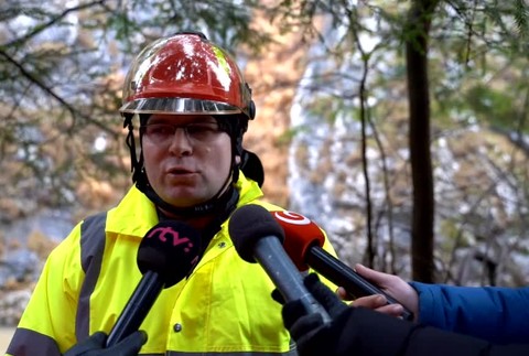 Riskantný zásah záchranárov. Po silných dažďoch sa na Hornáde vytvorila priehrada z odpadkov