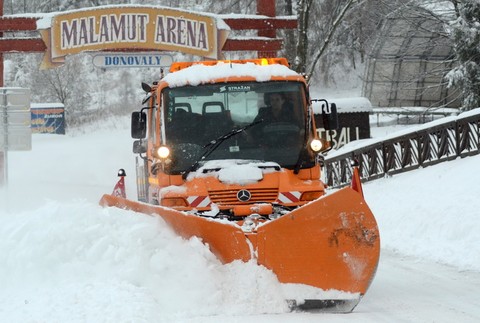 Pluh odpratáva sneh v horskom stredisku Donovaly