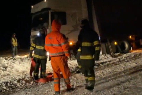 Vodiči uviazli v závejoch.