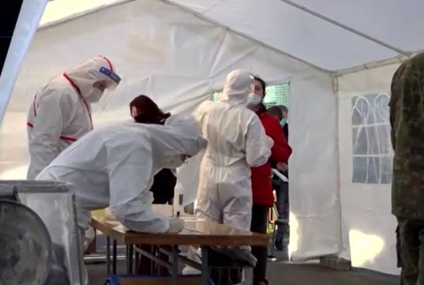 Hlavným problémom testovania je nedostatok zdravotníkov. 