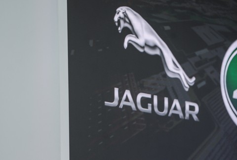 Veľvyslanec Veľkej Británie na Slovensku Andy Garth počas slávnostného otvorenia závodu Jaguar Land Rover