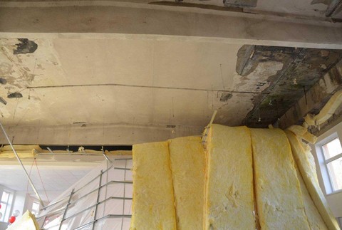 V sále kultúrneho domu sa zrútil strop. Niekoľko ľudí sa zranilo