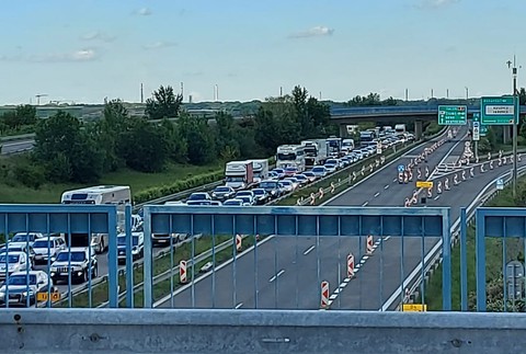 Kolóny áut do Rakúska