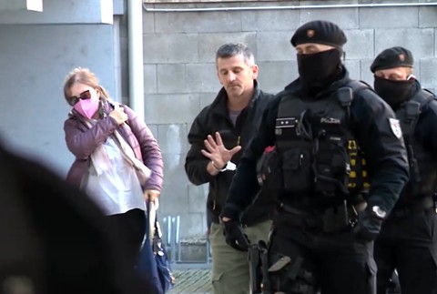 Druhého muža sudkyňa pustila na slobodu.