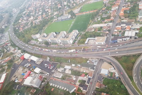 Kolóny v Bratislave sledovali policajti vrtuľníkom