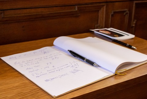 20251113_Duka_rozlucka_kondolencna_kniha2172626