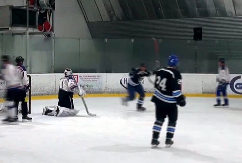 Slovensko stále žije hokejom. Proti sebe sa postavili slovenské a české televízie