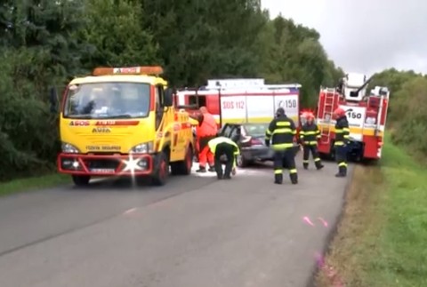 Čelná zrážka dvoch automobilov. Vozidlá po náraze odhodilo