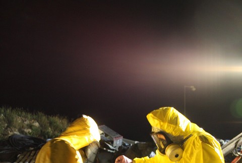 experti skúmajú nebezpečné látky 