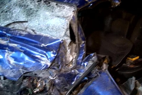 Pri čelnej zrážke zomreli obaja šoféri. Spolujazdec bojuje o život