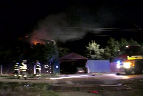 Záblesky a ohlušujúce rany. V dome mali explodovať plynové nádoby a munícia