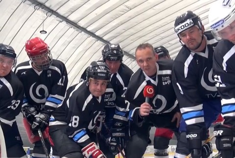 Slovensko stále žije hokejom. Proti sebe sa postavili slovenské a české televízie