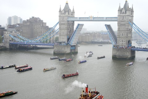 kráľovná Alžbeta II. oslavy Tower Bridge lode