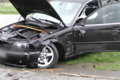 Auto nabúrané do plota domu 