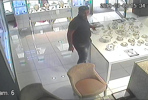 Polícia pátra po dvoch mužoch. Ukradli šperky za desiatky tisíc eur