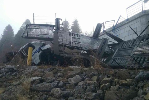 Kuriózna nehoda. Kamión spadol z mosta