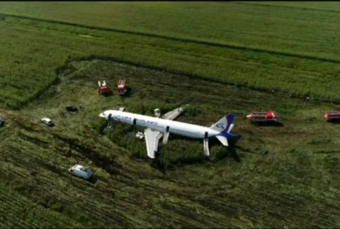 Pilot zachránil 230 ľudí, keď zlyhali oba motory na lietadle. Ako hrdina sa necíti