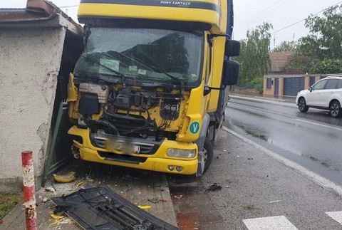 Nehoda nákladného auta. Vodič narazil do domu a auta