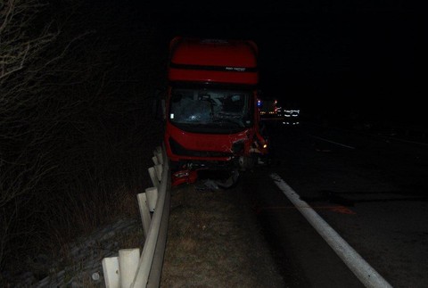 Čelnú zrážku neprežil vodič osobného auta