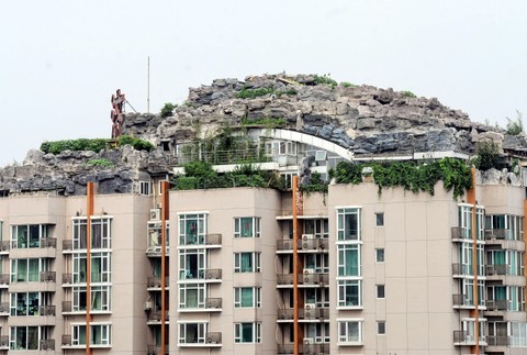 Peking čierna stavba panelák 2