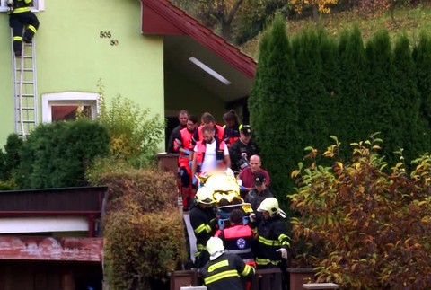 [multi] Muž (55) podpálil dom, kde žije s manželkou. Potom sa pokúsil siahnuť si na život 2387