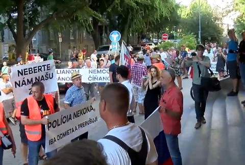 Farmári pred ministerstvom pôdohospodárstva 