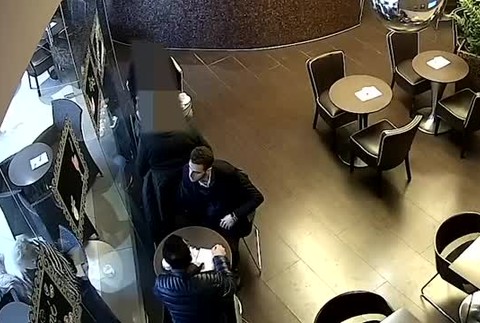 [multi] VIDEO: V kaviarni mu ukradli peňaženku. Mal v nej 20 tisíc eur 7717