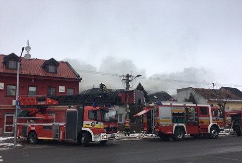 Požiar domu v Senci. Hasiči bojujú s ohňom už desiatky minút