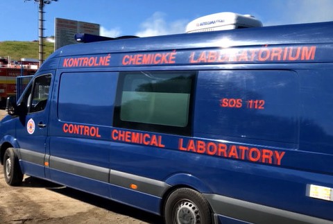 Zo skládky stále šľahajú obrovské plamene. V meste vyhlásili mimoriadnu situáciu