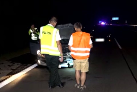 Pri prechádzaní cez cestu muža postupne zrazili dve autá