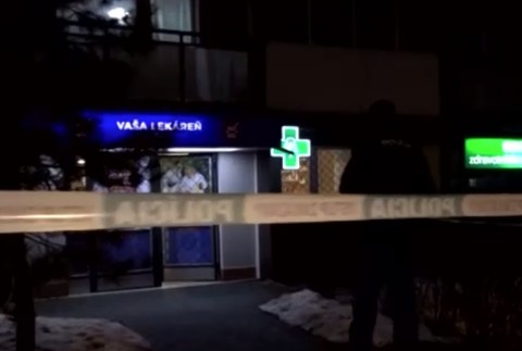 VIDEO: Žiaci základnej školy vytiahli pištoľ na 65-ročnú predavačku