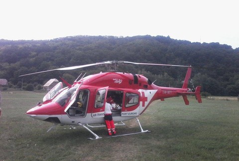 Muž (32) po zrážke preletel cez auto a dopadalo na kanál. Žena za volantom vodičák nemala