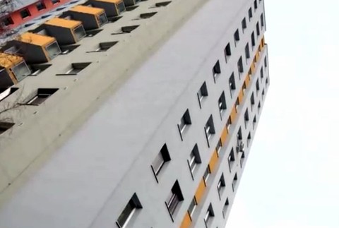 Devínska Nová Ves, vyskočila z okna