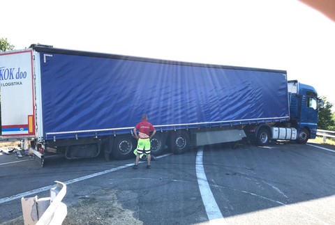 Vážna nehoda si vyžiadala výjazd leteckých záchranárov. Na ceste ostal prevrátený kamión