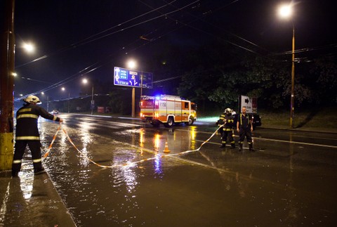 Záplavy voda dážď autá Bratislava zaplavená cesta hasiči záchranári