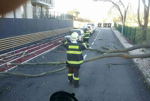 Viac ako 300 hasičov pomáhalo pri výjazdoch spôsobených vetrom