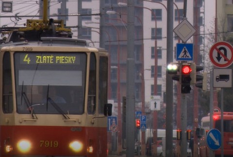 Električka plná strachu. Muž mal držať v ruke nôž a kričať na cestujúcich