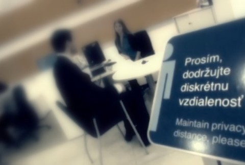 Klient v banke rozostrená fotka.jpg