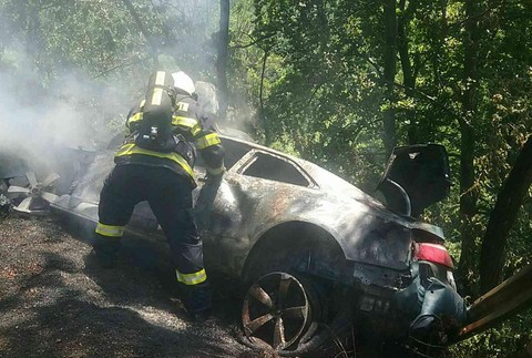 FOTO: Vážna nehoda pri Prievidzi. Auto narazilo do stromu a vzbĺklo 